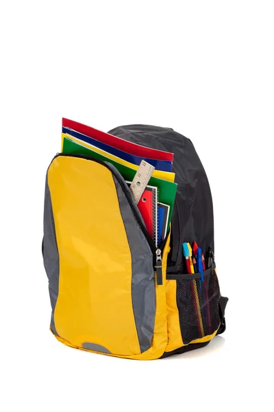 Gelber Rucksack mit Schulmaterial — Stockfoto