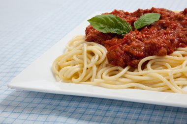 tabak spagetti et sosu ile