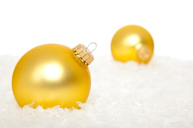 Altın christmas süsler içinde kar