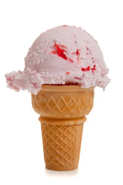 Çilekli dondurma koni üzerinde beyaz