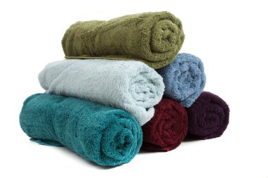 Beyaz bir arka plan üzerinde renkli havlu yığını