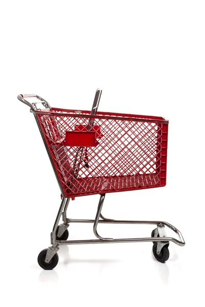 Carrito de compras rojo en blanco — Foto de Stock