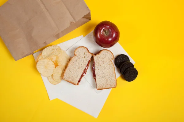 Sack lunch with peanut butter sandwich — Stock Photo, Image