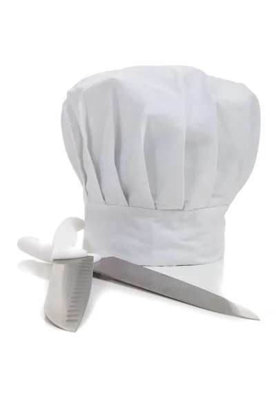 Un sombrero de chef con cuchillos de cocina — Foto de Stock