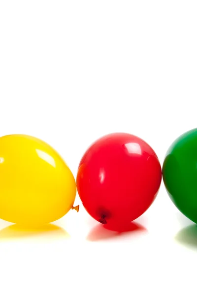 Balões multi-coloridos em branco — Fotografia de Stock