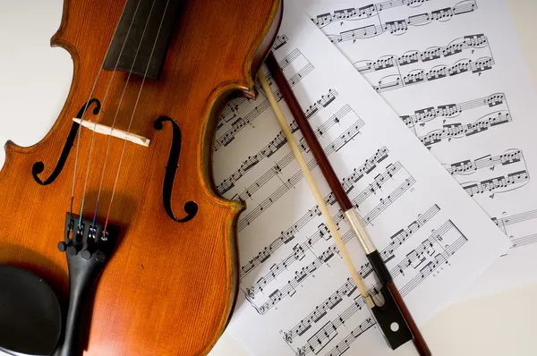 Un violino e un inchino sullo spartito — Foto Stock