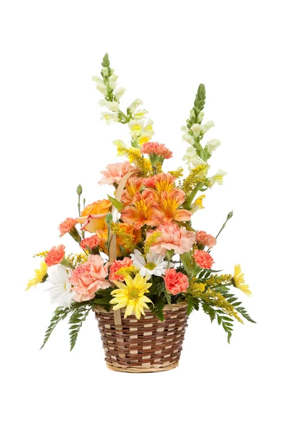 Különböző virágok elrendezett kosár-fehér alapon — Stock Fotó