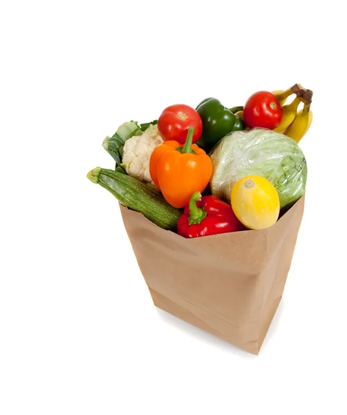 Saco lleno de verduras sobre un fondo blanco — Foto de Stock