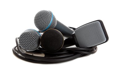 Beyaz bir kordon ile çeşitli mikrofonlar