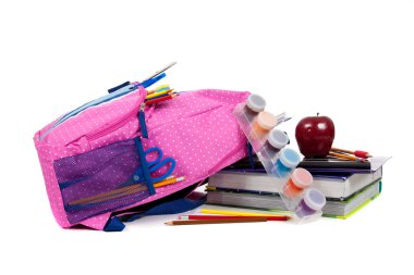 okul malzemeleri ile beyaz bir arka plan üzerinde sırt çantası.