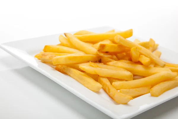 Batatas fritas em um prato branco — Fotografia de Stock