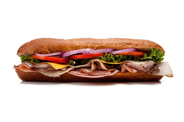 Ein Sub-Sandwich auf weißem Hintergrund — Stockfoto