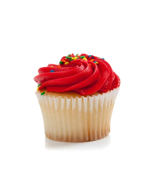 Cupcake rojo con aspersiones sobre blanco — Foto de Stock