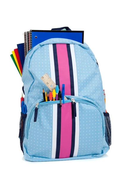 Sac à dos avec fournitures scolaires sur fond blanc — Photo