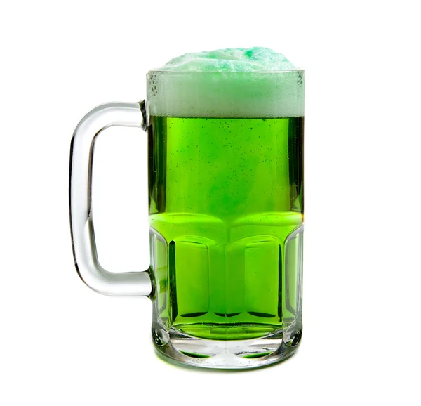 Caneca de cerveja verde no fundo branco — Fotografia de Stock