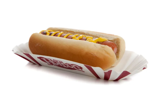 Een hotdog met mosterd — Stockfoto