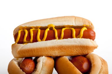 beyaz zemin üzerine hardallı sosisli sandviç