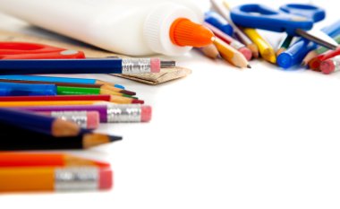 beyaz zemin üzerinde çeşitli okul malzemeleri