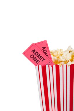 Tiyatro patlamış mısır kabı ile sinema bileti