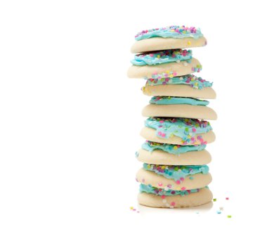 Mavi şeker çerezleri üzerinde beyaz bir arka plan ve kopya alan yığını