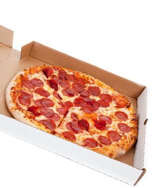 pepperoni pizza kutusu beyaz zemin üzerine