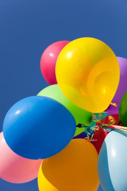 çok renkli balonları bir gökyüzü arka plan