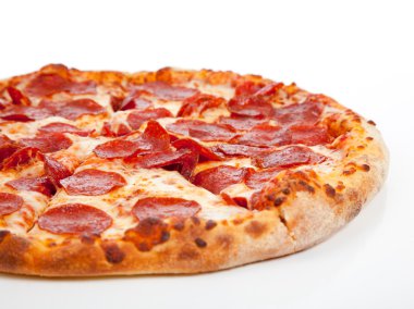 Beyaz arka planda Pepperoni pizza.