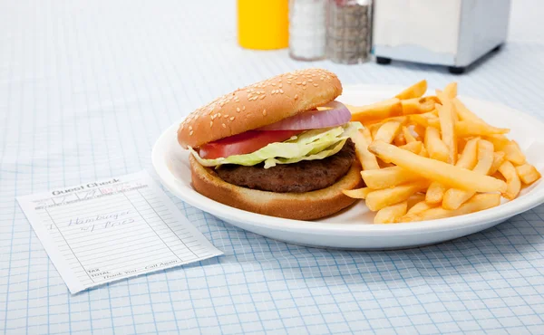 ハンバーガーとフライド ポテトのダイナーのセットアップ — ストック写真
