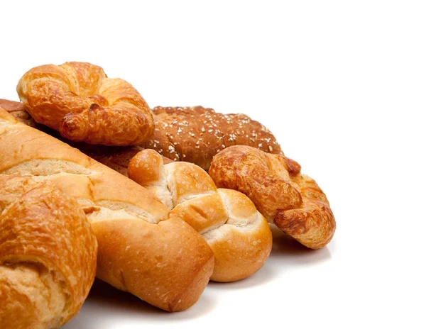 Různé typy chleba na bílém pozadí — Stock fotografie