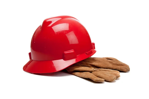 Cappello rigido rosso e guanti da lavoro in pelle su bianco — Foto Stock