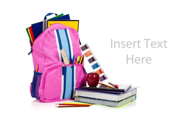 Розовый рюкзак со школьными принадлежностями с копировальным местом — стоковое фото