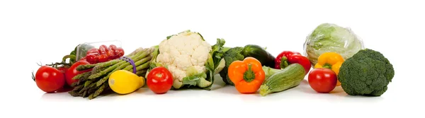 Una fila de verduras en blanco — Foto de Stock