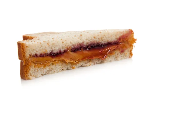 一半的花生酱和果冻三明治上白 — 图库照片
