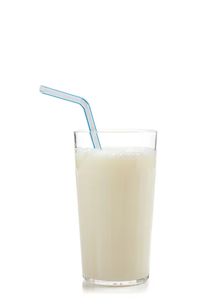 Vaso de leche sobre un fondo blanco — Foto de Stock