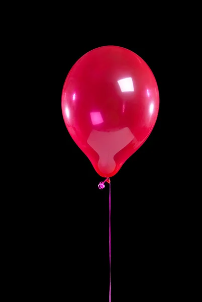 Roter Partyballon auf schwarz — Stockfoto