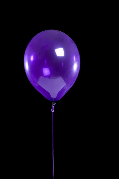 Lila Partyballon auf schwarz — Stockfoto