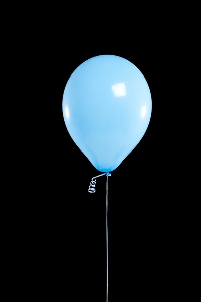 Hellblauer Partyballon auf schwarz — Stockfoto