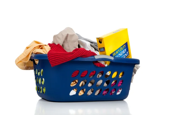 Blauer Wäschekorb voller schmutziger Wäsche — Stockfoto © miflippo