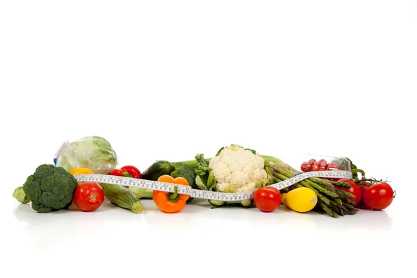 En rad med grönsaker på vit med kopia utrymme — Stockfoto