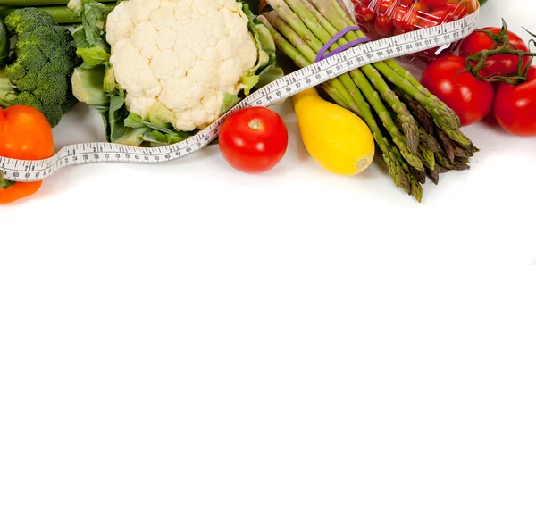 Ряд овощей с лентой на белом — стоковое фото