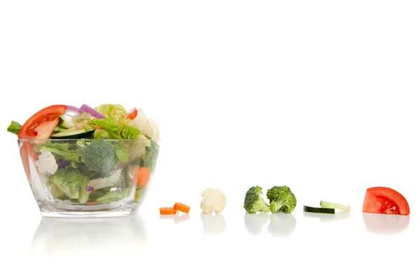 Wurf Salat auf einem weißen Backgrong — Stockfoto
