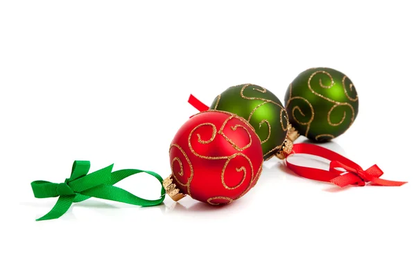 Rood en groen glittery Kerst ornamenten op witte — Stockfoto