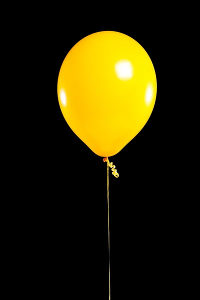 Gele partij ballon op zwart — Stockfoto