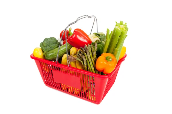 Roter Warenkorb mit Gemüse auf weißem Grund — Stockfoto