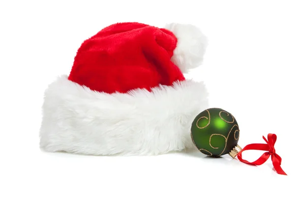 Chapeau de Père Noël et une boule de Noël sur blanc — Photo