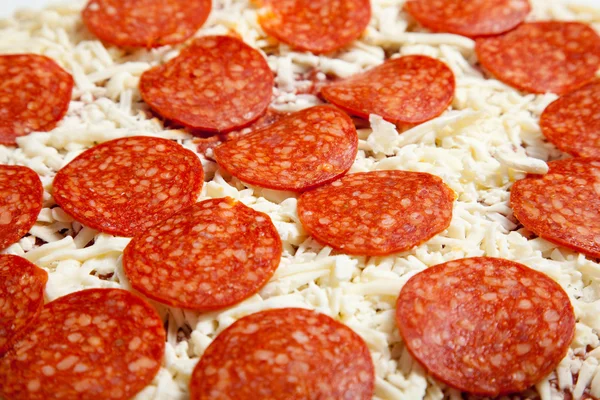 Pizza de pepperoni congelada em uma placa de corte — Fotografia de Stock