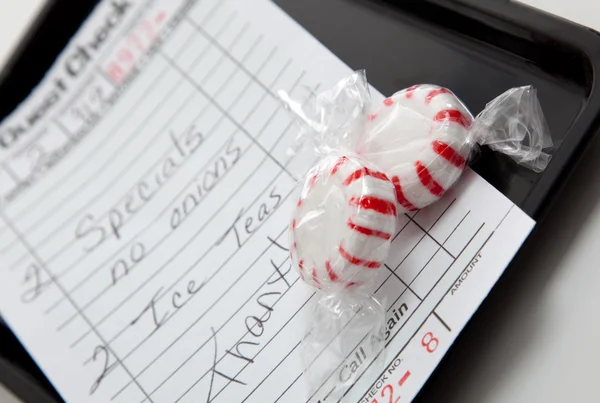 Gast selectievakje op dienblad met muntjes — Stockfoto