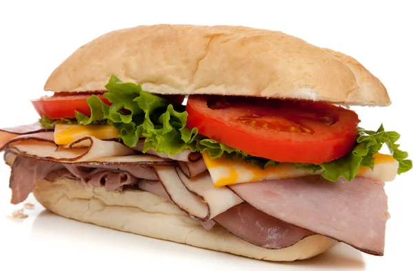 Бутерброд з шинкою та індичкою на банті на білому — стокове фото