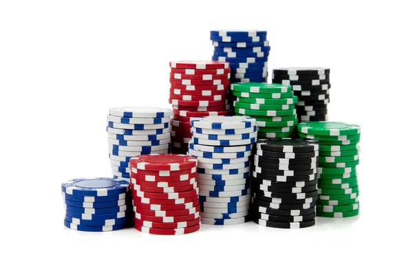 Стеки фишек для покера на белом — стоковое фото