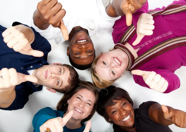 Volti di studenti universitari multi-razziali sorridenti — Foto Stock